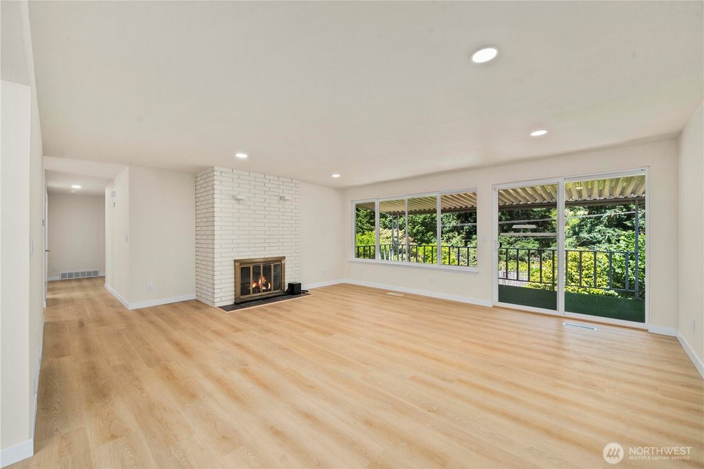 Photo of 528 S 302nd St, Federal Way, WA 98003 (MLS # 2411411)