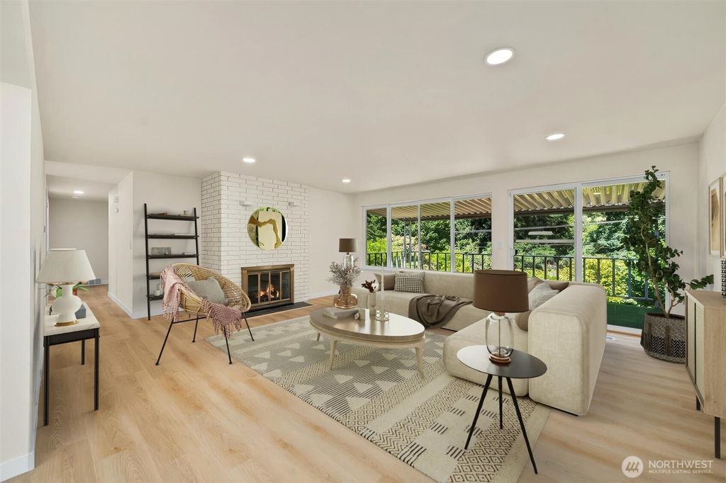 Photo of 528 S 302nd St, Federal Way, WA 98003 (MLS # 2411411)