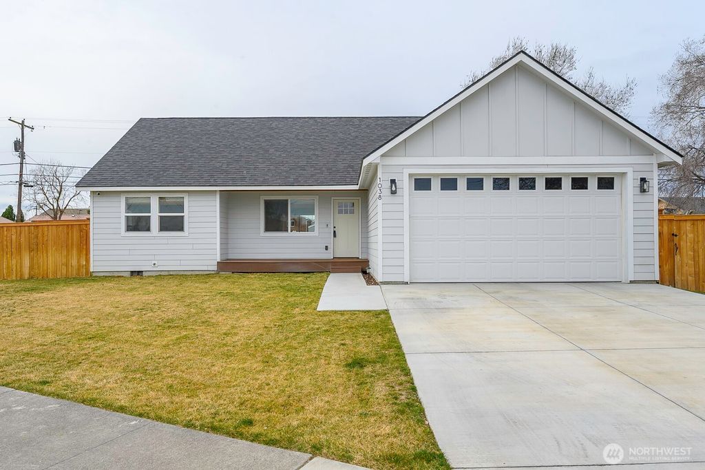 Photo of 1038 W Lakeside Drive, Moses Lake, WA 98837 (MLS # 2490649)