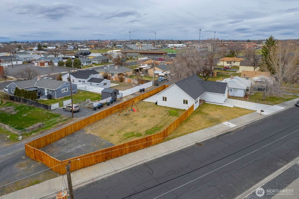 Photo of 1038 W Lakeside Drive, Moses Lake, WA 98837 (MLS # 2490649)