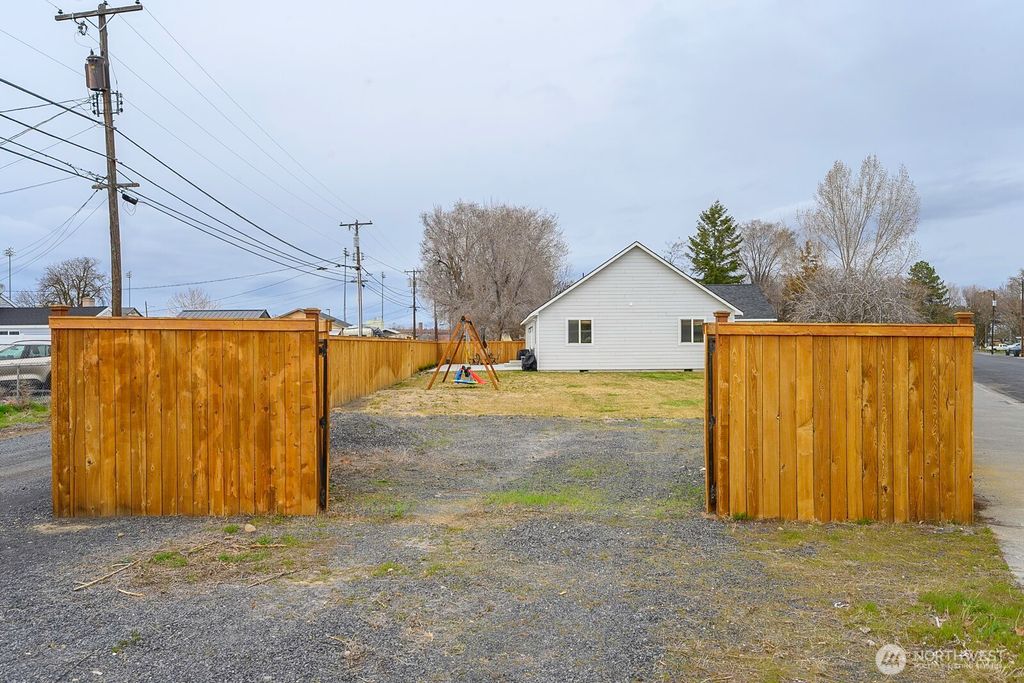 Photo of 1038 W Lakeside Drive, Moses Lake, WA 98837 (MLS # 2490649)