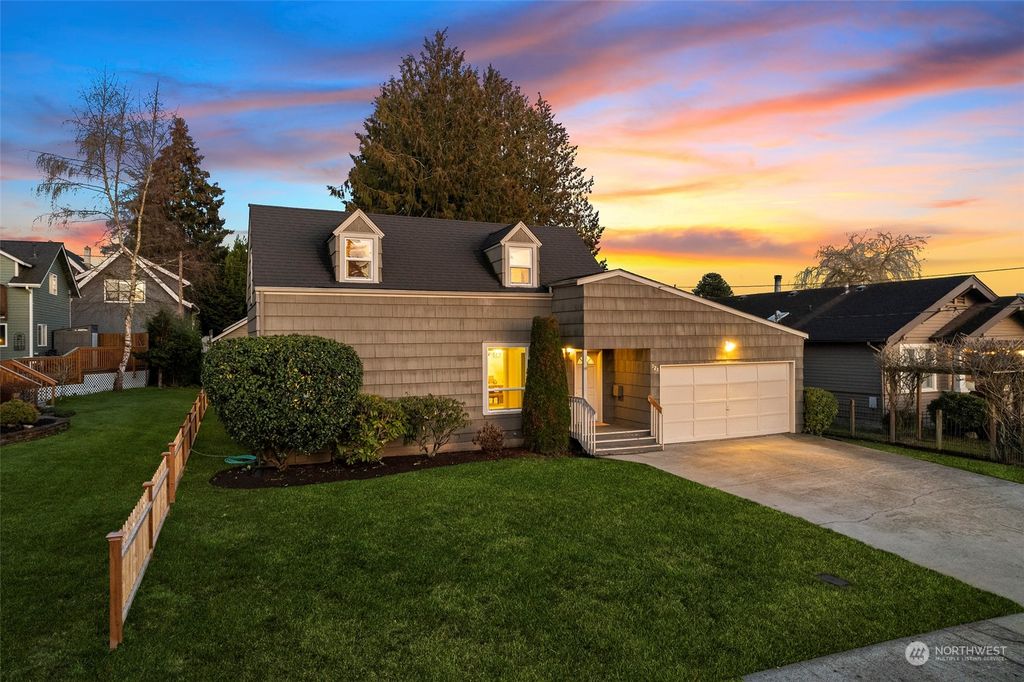 Photo of 323 Avenue F, Snohomish, WA 98290 (MLS # 2040099)