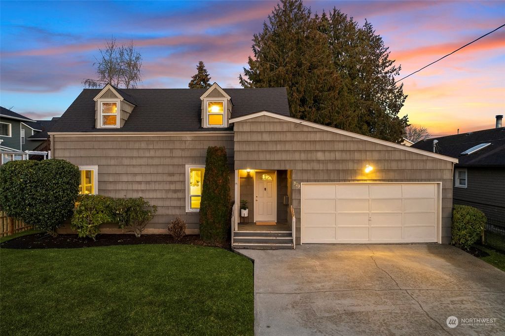 Photo of 323 Avenue F, Snohomish, WA 98290 (MLS # 2040099)