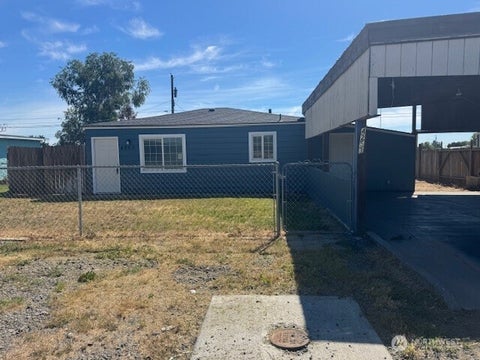 Photo of 4253 NE Lincoln Drive, Moses Lake, WA 98837 (MLS # 2540566)