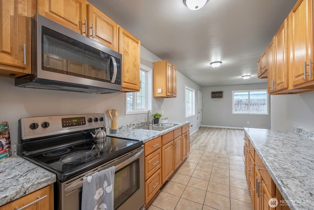 Photo of 4253 NE Lincoln Drive, Moses Lake, WA 98837 (MLS # 2540566)