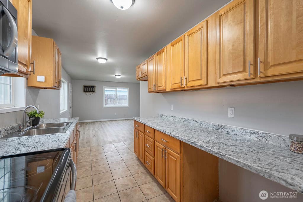 Photo of 4253 NE Lincoln Drive, Moses Lake, WA 98837 (MLS # 2540566)