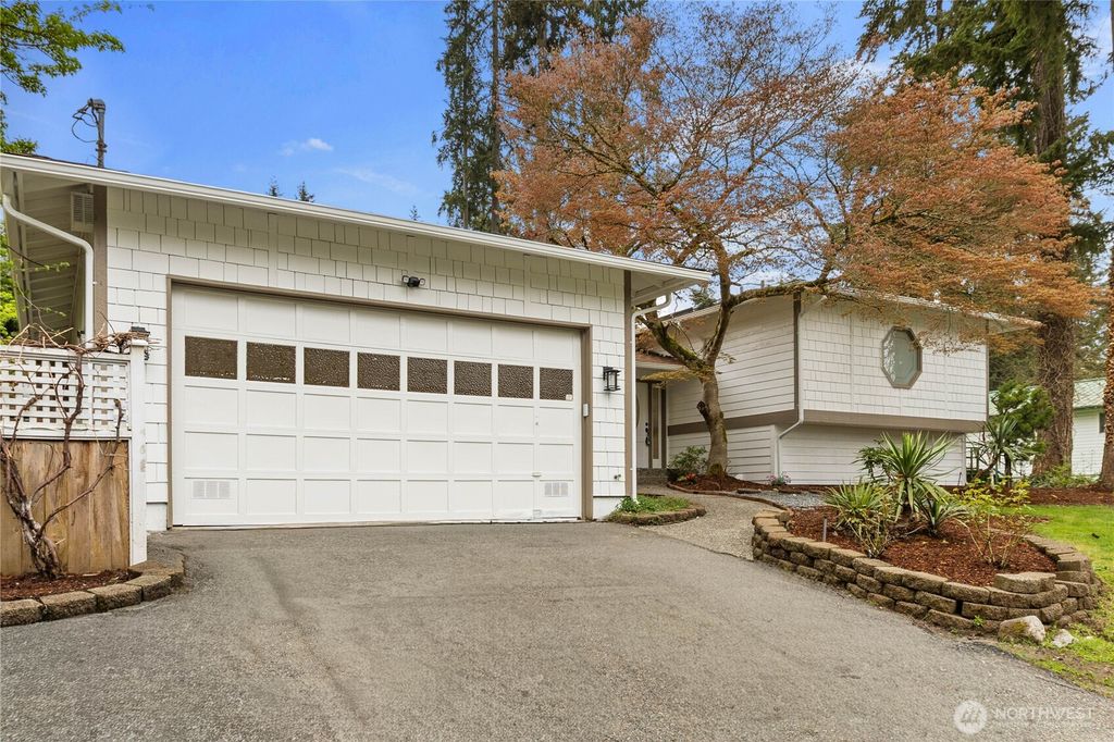 Photo of 15212 Cascadian Way, Lynnwood, WA 98087 (MLS # 2512250)