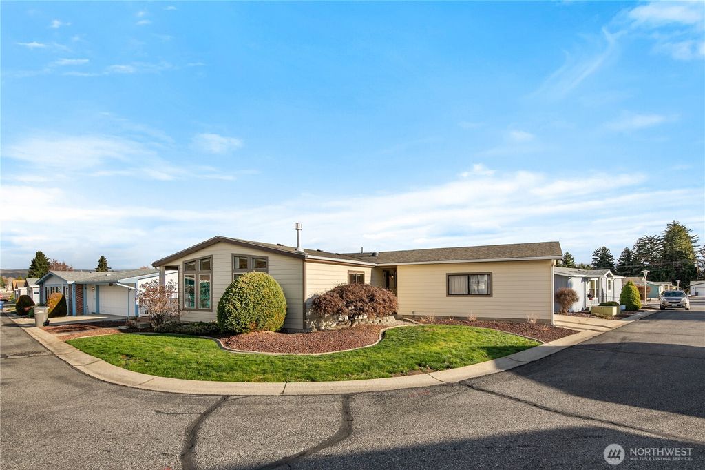 Photo of 1610 Twin Peaks Drive, Wenatchee, WA 98801 (MLS # 2461170)