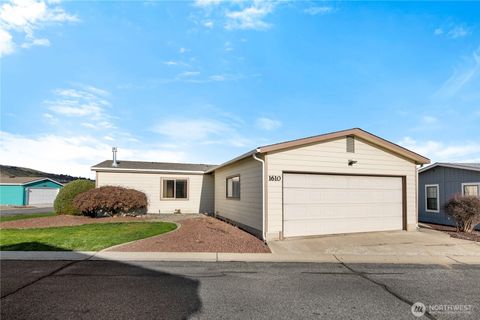 Photo of 1610 Twin Peaks Drive, Wenatchee, WA 98801 (MLS # 2461170)