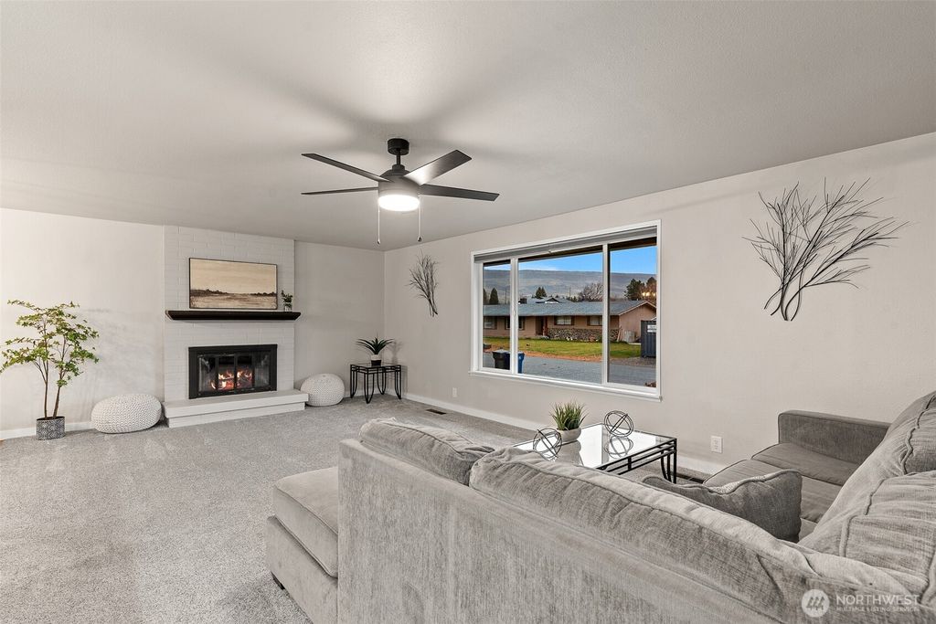 Photo of 250 N Newton Ave Ave, East Wenatchee, WA 98802 (MLS # 2461664)