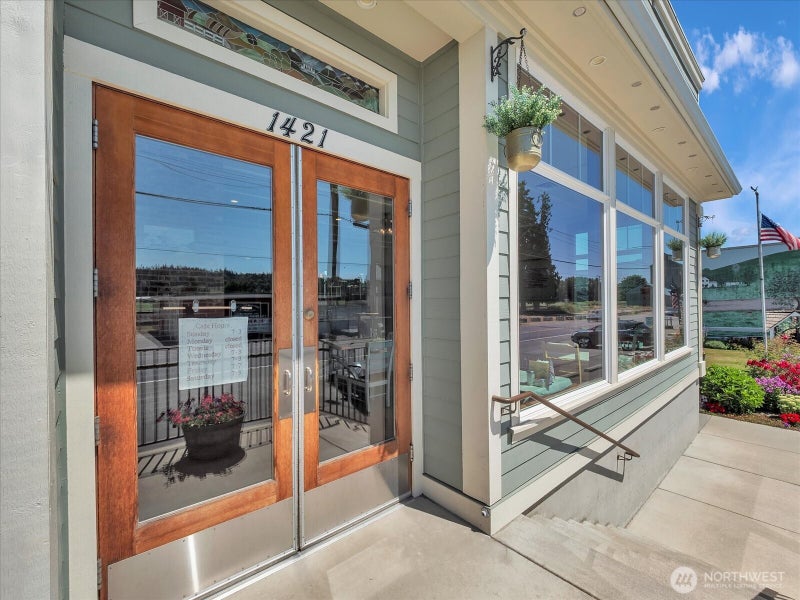 1421 Pioneer Highway