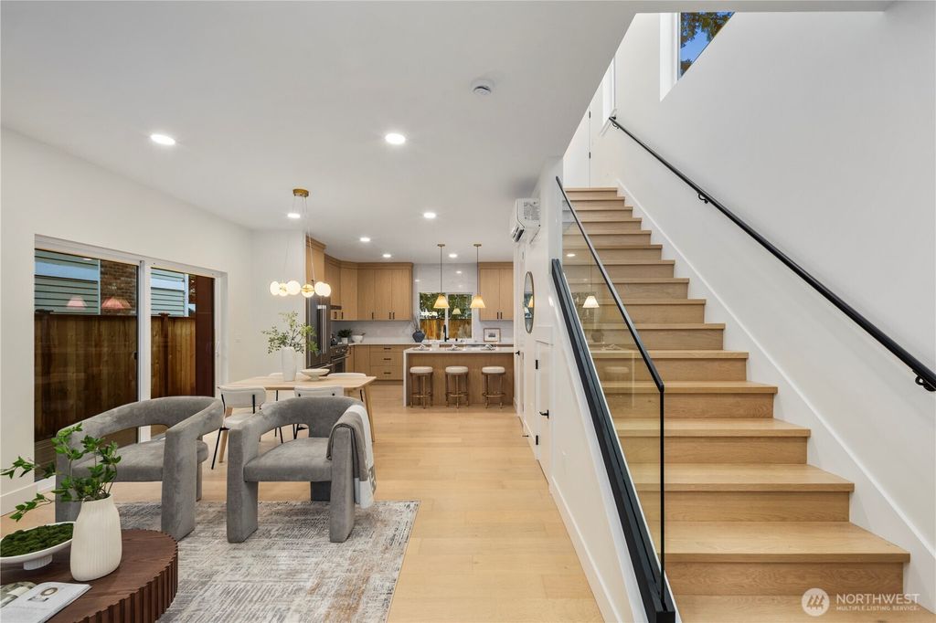 Photo of 13009 NE 104th Place, Kirkland, WA 98033 (MLS # 2488767)