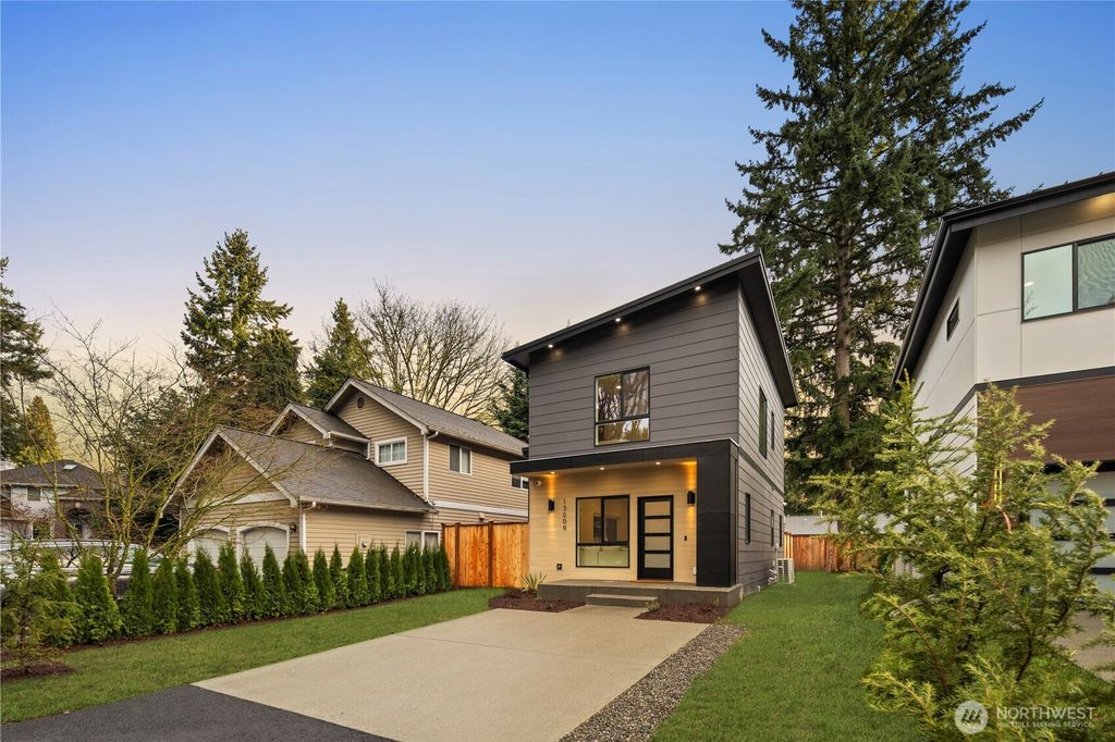 Photo of 13009 NE 104th Place, Kirkland, WA 98033 (MLS # 2488767)