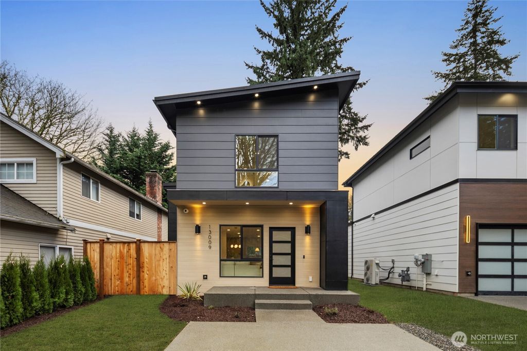 Photo of 13009 NE 104th Place, Kirkland, WA 98033 (MLS # 2488767)
