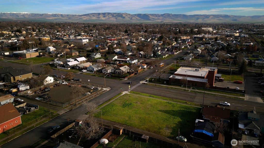 Photo of 1002 W Poplar Street, Walla Walla, WA 99362 (MLS # 2481648)
