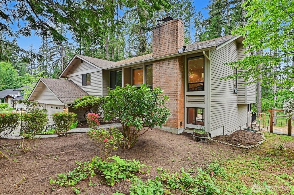Photo of 22934 SE 37th St St, Sammamish, WA 98075 (MLS # 2518696)