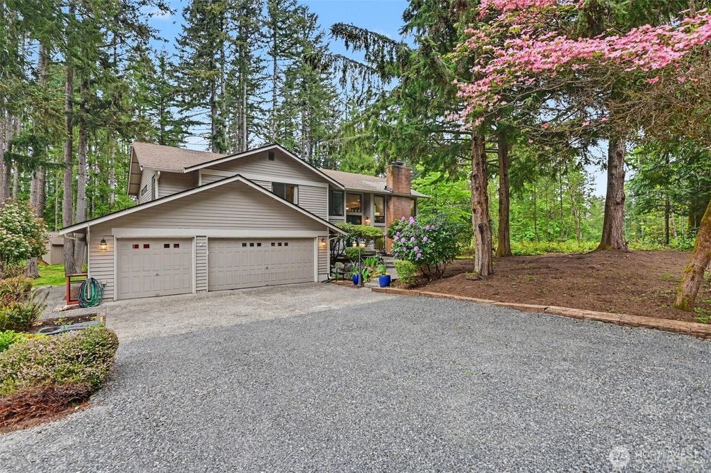 Photo of 22934 SE 37th St St, Sammamish, WA 98075 (MLS # 2518696)