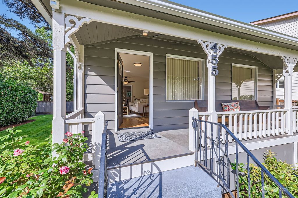 Photo of 455 1st Avenue NW, Issaquah, WA 98027 (MLS # 2294213)