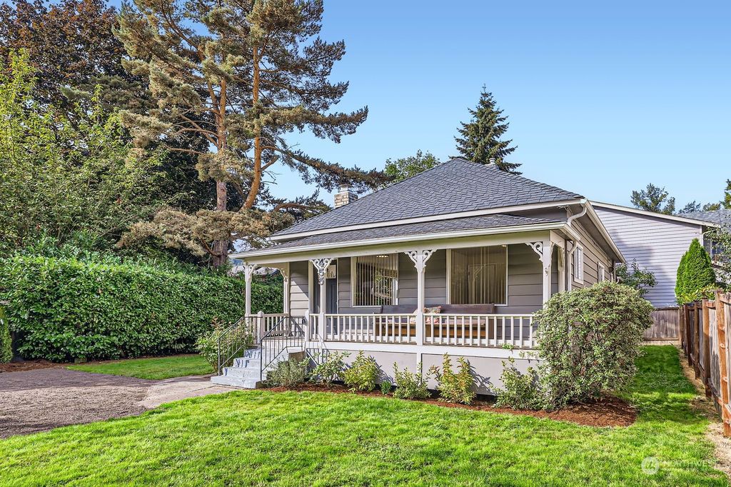 Photo of 455 1st Avenue NW, Issaquah, WA 98027 (MLS # 2294213)