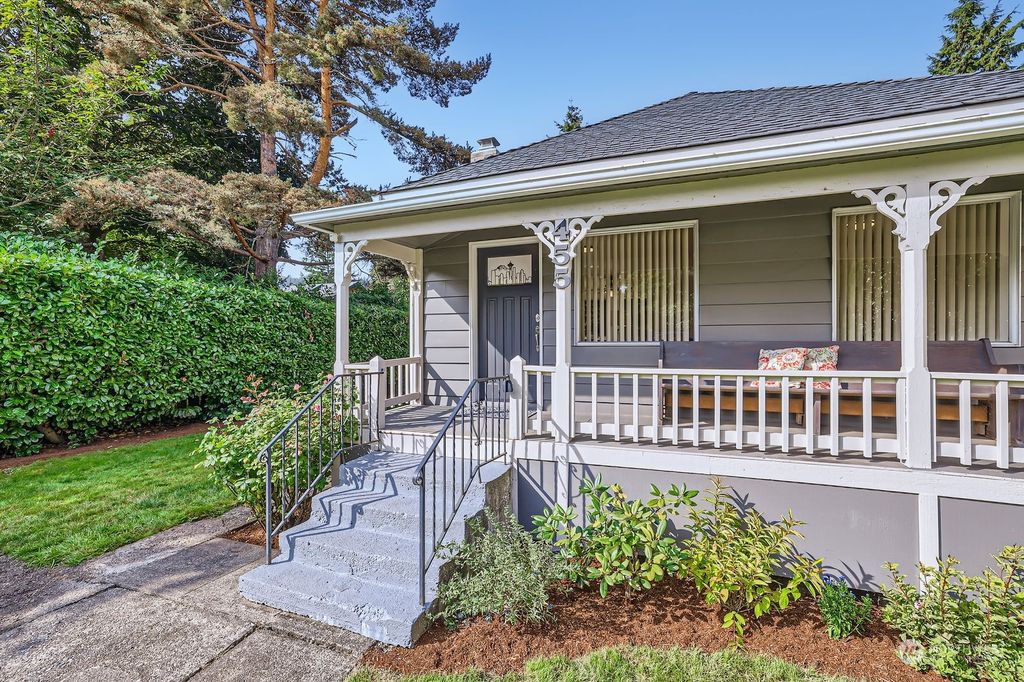 Photo of 455 1st Avenue NW, Issaquah, WA 98027 (MLS # 2294213)