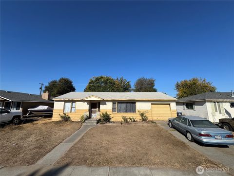 Photo of 2630 W Texas St St, Moses Lake, WA 98837 (MLS # 2441129)