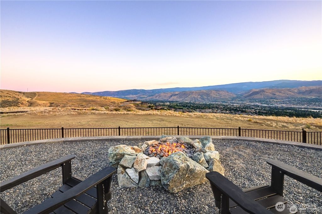 Photo of 886 NE Conner Court, East Wenatchee, WA 98802 (MLS # 2487293)