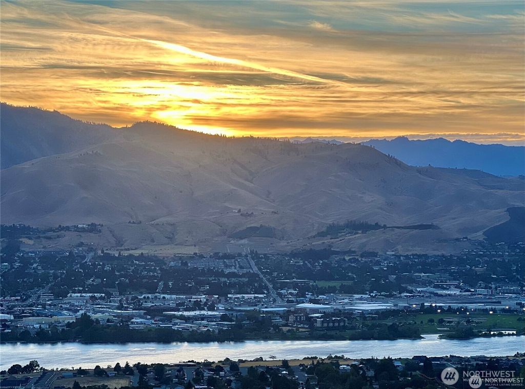 Photo of 886 NE Conner Court, East Wenatchee, WA 98802 (MLS # 2487293)