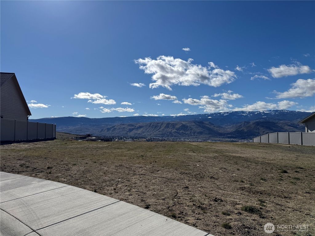 Photo of 886 NE Conner Court, East Wenatchee, WA 98802 (MLS # 2487293)