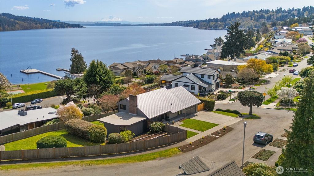 Photo of 16502 41st Avenue NE, Lake Forest Park, WA 98155 (MLS # 2354014)