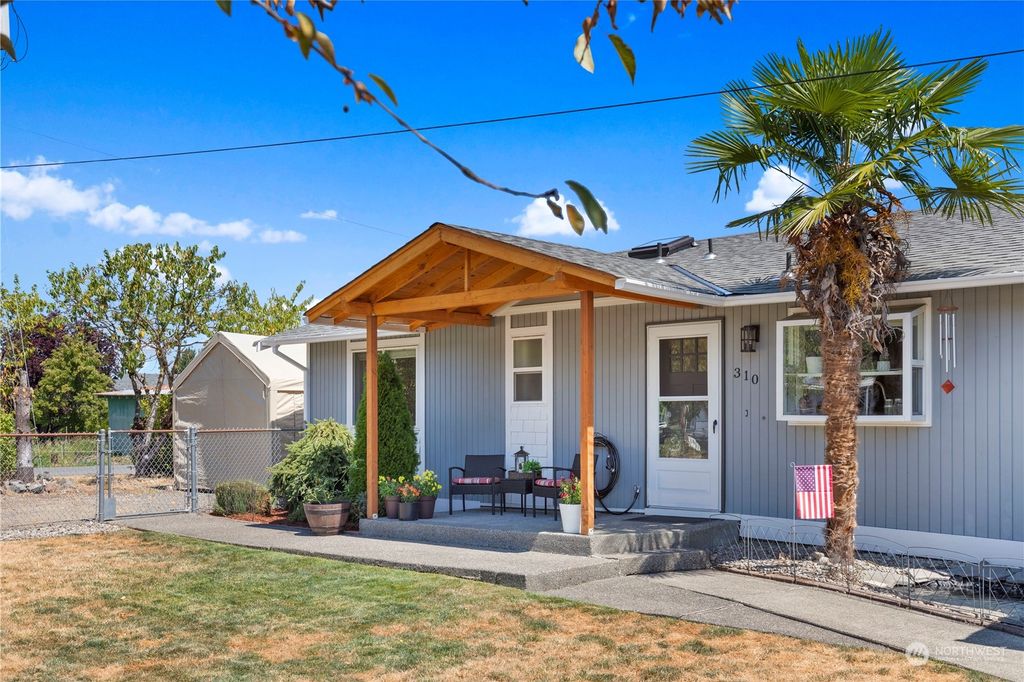 Photo of 310 3rd Place S, Algona, WA 98001 (MLS # 2145498)