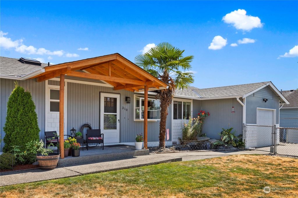 Photo of 310 3rd Place S, Algona, WA 98001 (MLS # 2145498)