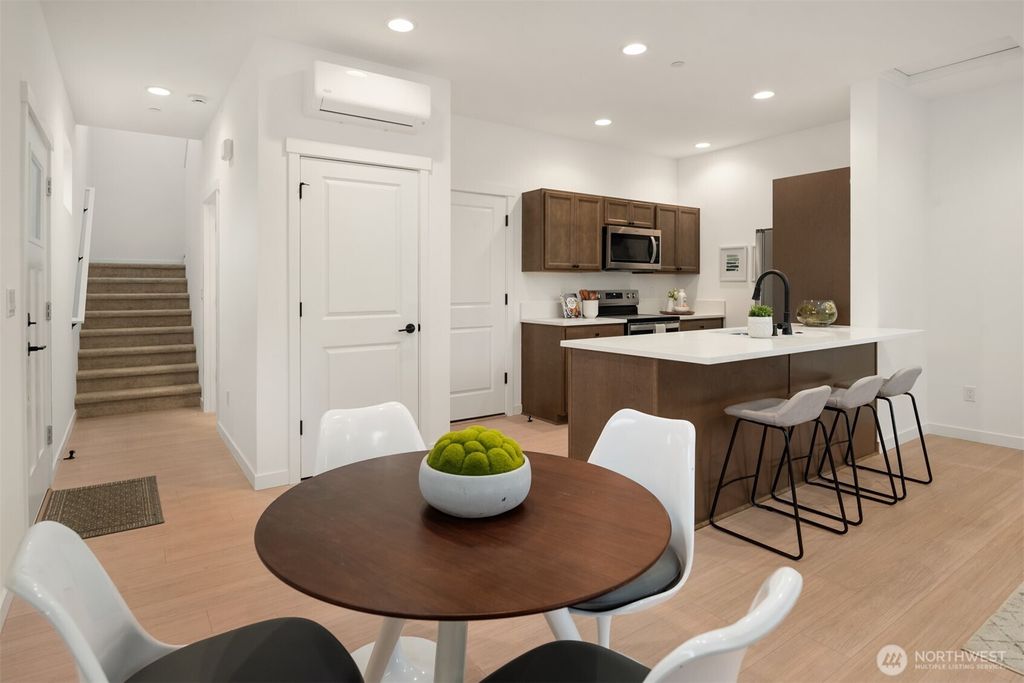 Photo of 1240 SW 124th Street #1B, Burien, WA 98146 (MLS # 2433216)