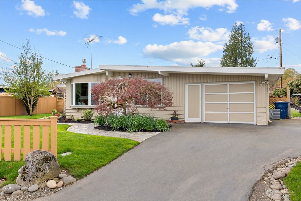 Photo of 17032 Larch Way, Lynnwood, WA 98037 (MLS # 2215776)