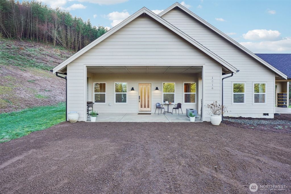 Photo of 1016 Lincoln Lane, Kelso, WA 98626 (MLS # 2464855)