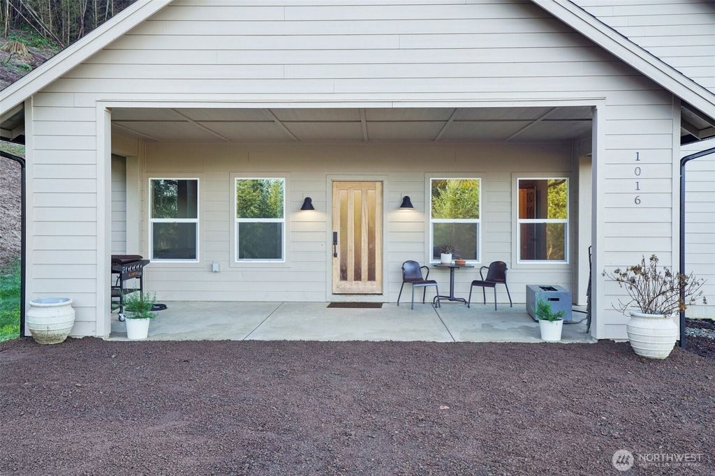 Photo of 1016 Lincoln Lane, Kelso, WA 98626 (MLS # 2464855)