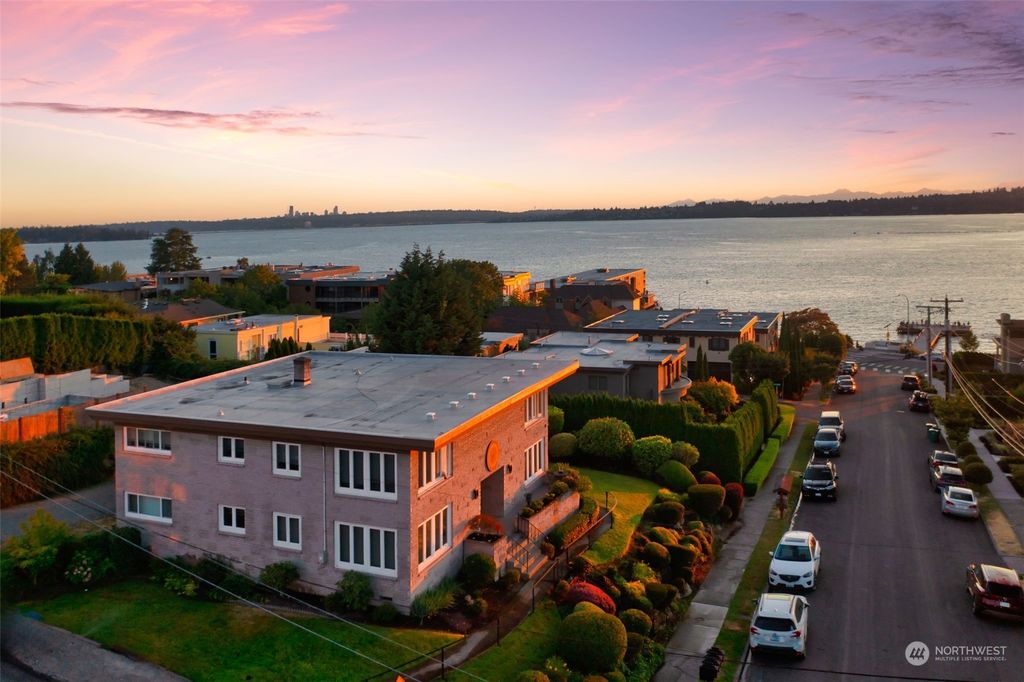 Photo of 121 7th Avenue S, Kirkland, WA 98033 (MLS # 2272690)