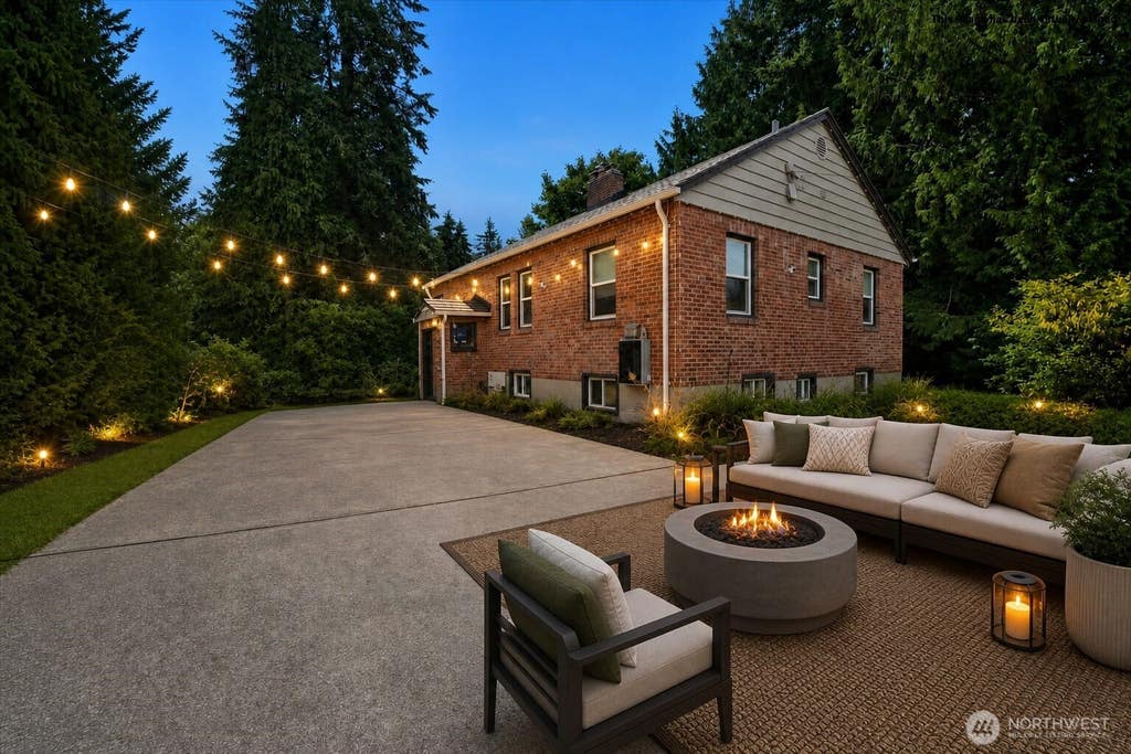 Photo of 2407 Larch Way, Lynnwood, WA 98036 (MLS # 2553556)