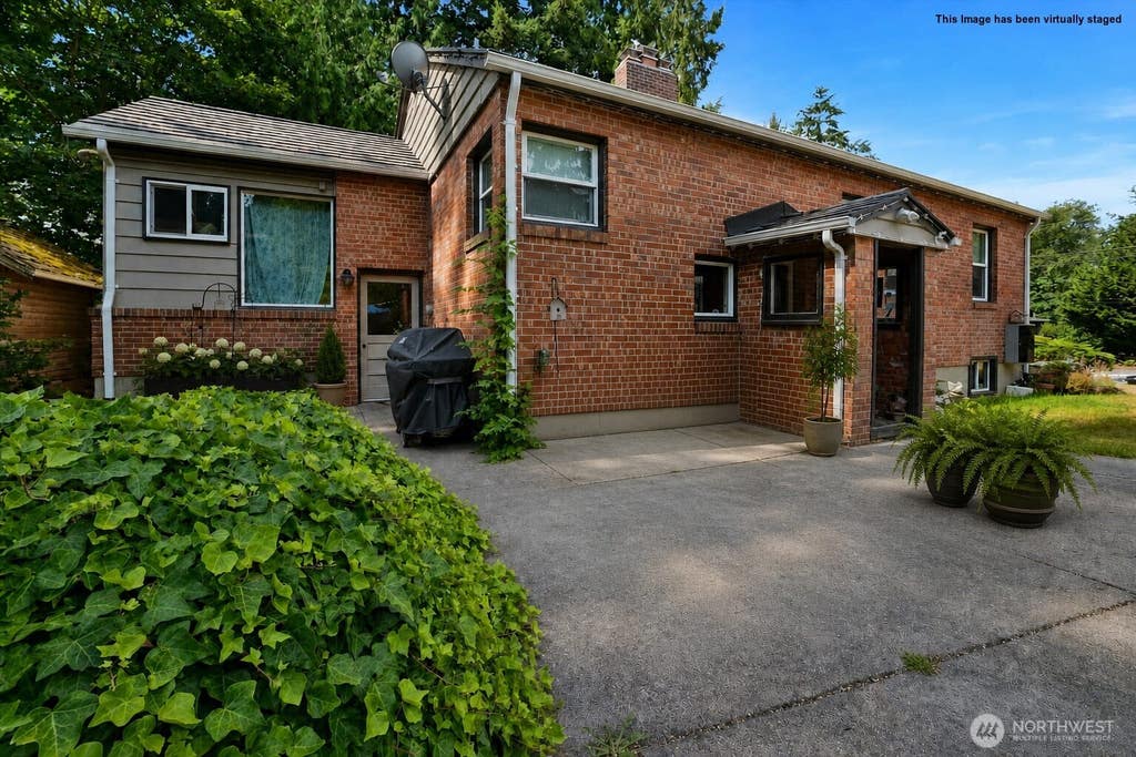 Photo of 2407 Larch Way, Lynnwood, WA 98036 (MLS # 2553556)