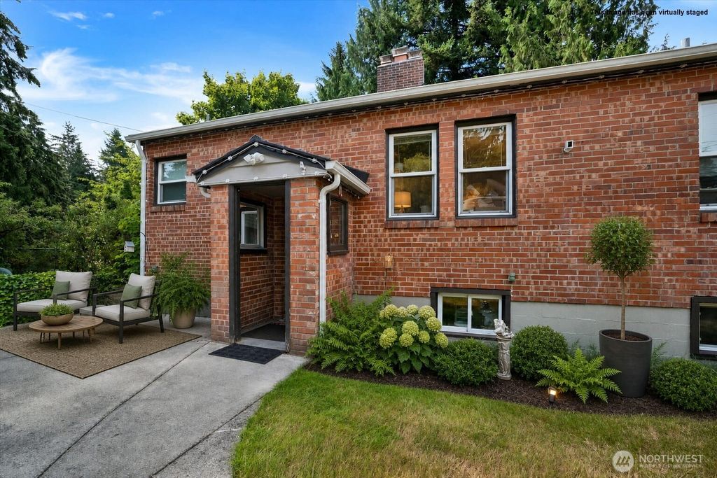 Photo of 2407 Larch Way, Lynnwood, WA 98036 (MLS # 2553556)