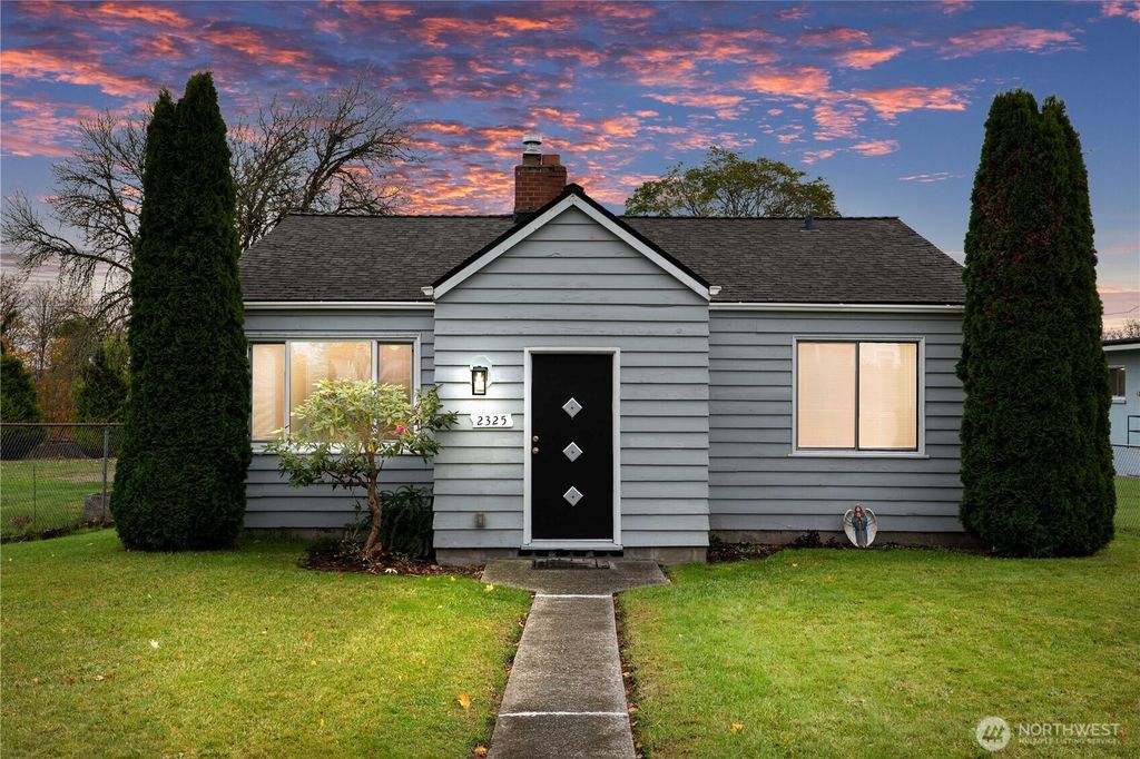 Photo of 2325 Cleveland Ave, Everett, WA 98201 (MLS # 2352861)