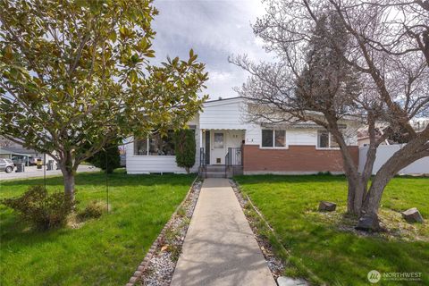 Photo of 33 Furney Street, Wenatchee, WA 98801 (MLS # 2502352)