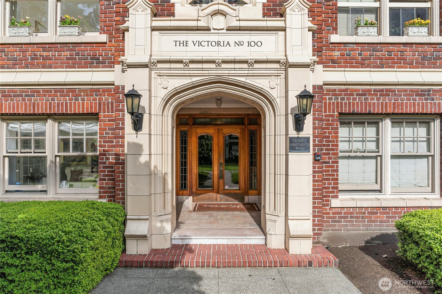 100 W Highland Drive 404