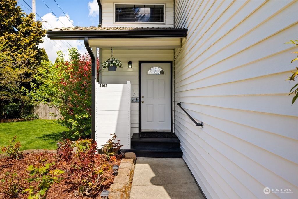 Photo of 4102 NE 6th Place #1A, Renton, WA 98059 (MLS # 2224703)