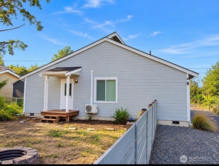 146 N Port Loop NW
