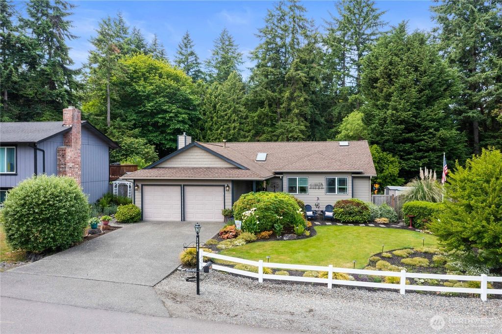 Photo of 31405 51st Avenue SW, Federal Way, WA 98023 (MLS # 2377175)