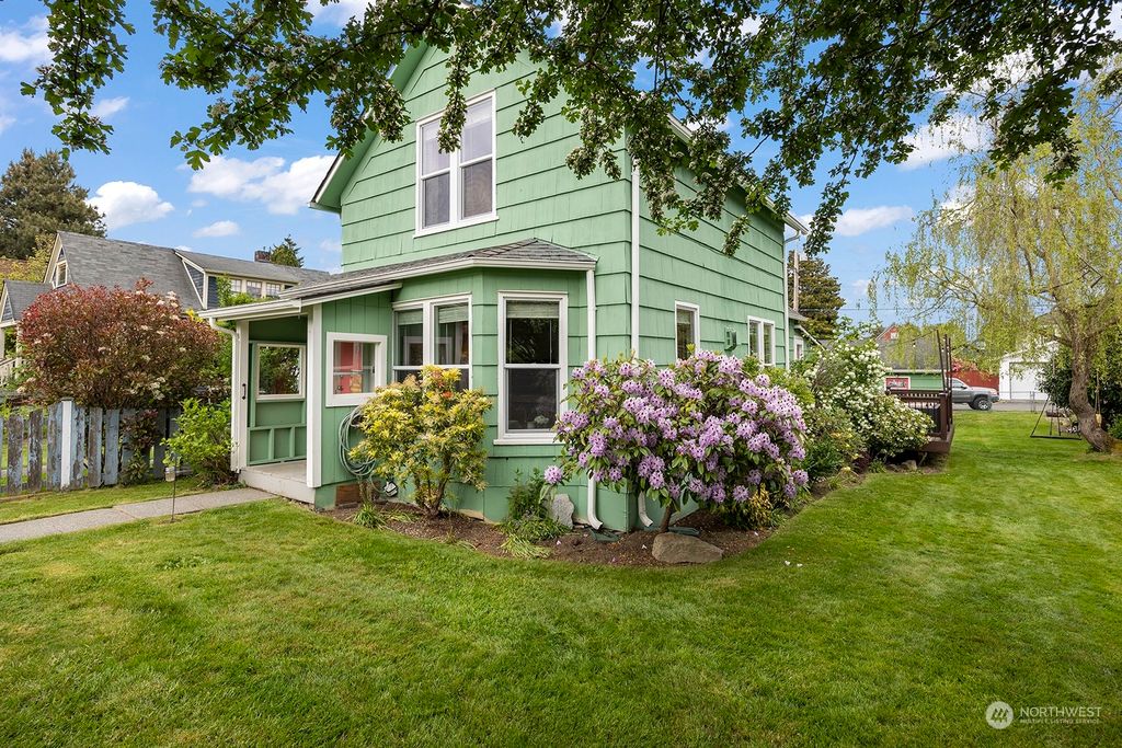 Photo of 1925 Oakes Avenue, Everett, WA 98201 (MLS # 2240618)