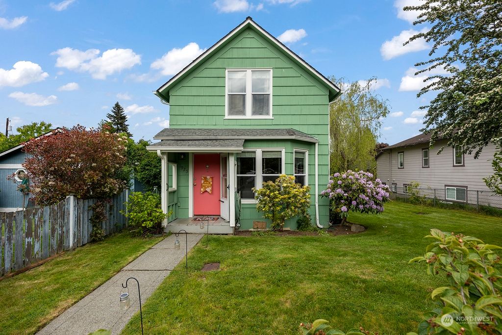 Photo of 1925 Oakes Avenue, Everett, WA 98201 (MLS # 2240618)