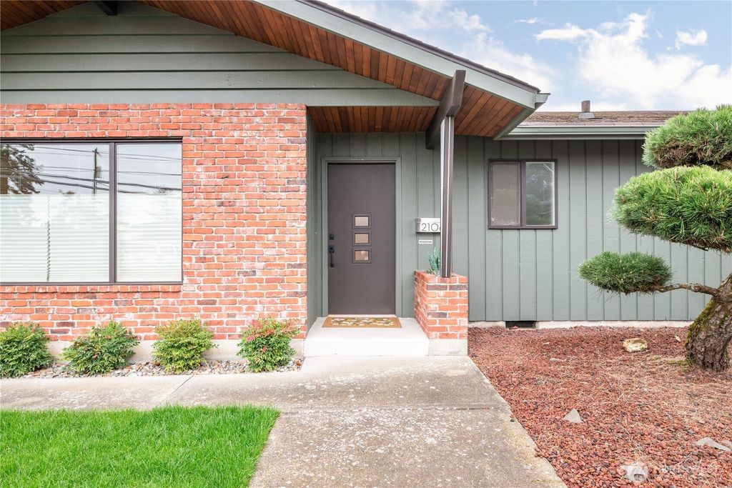 Photo of 2106 28th, Longview, WA 98632 (MLS # 2494081)