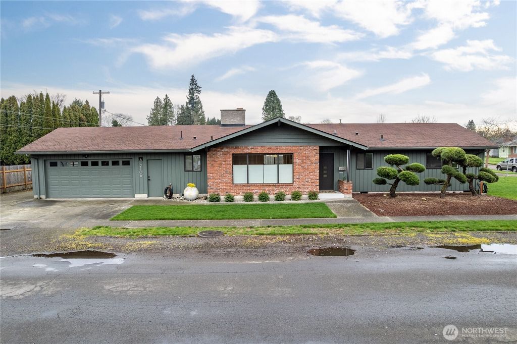 Photo of 2106 28th, Longview, WA 98632 (MLS # 2494081)