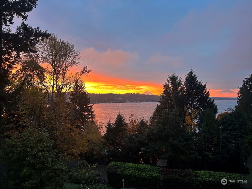 Photo of 4260 E Mercer Way, Mercer Island, WA 98040 (MLS # 2273931)
